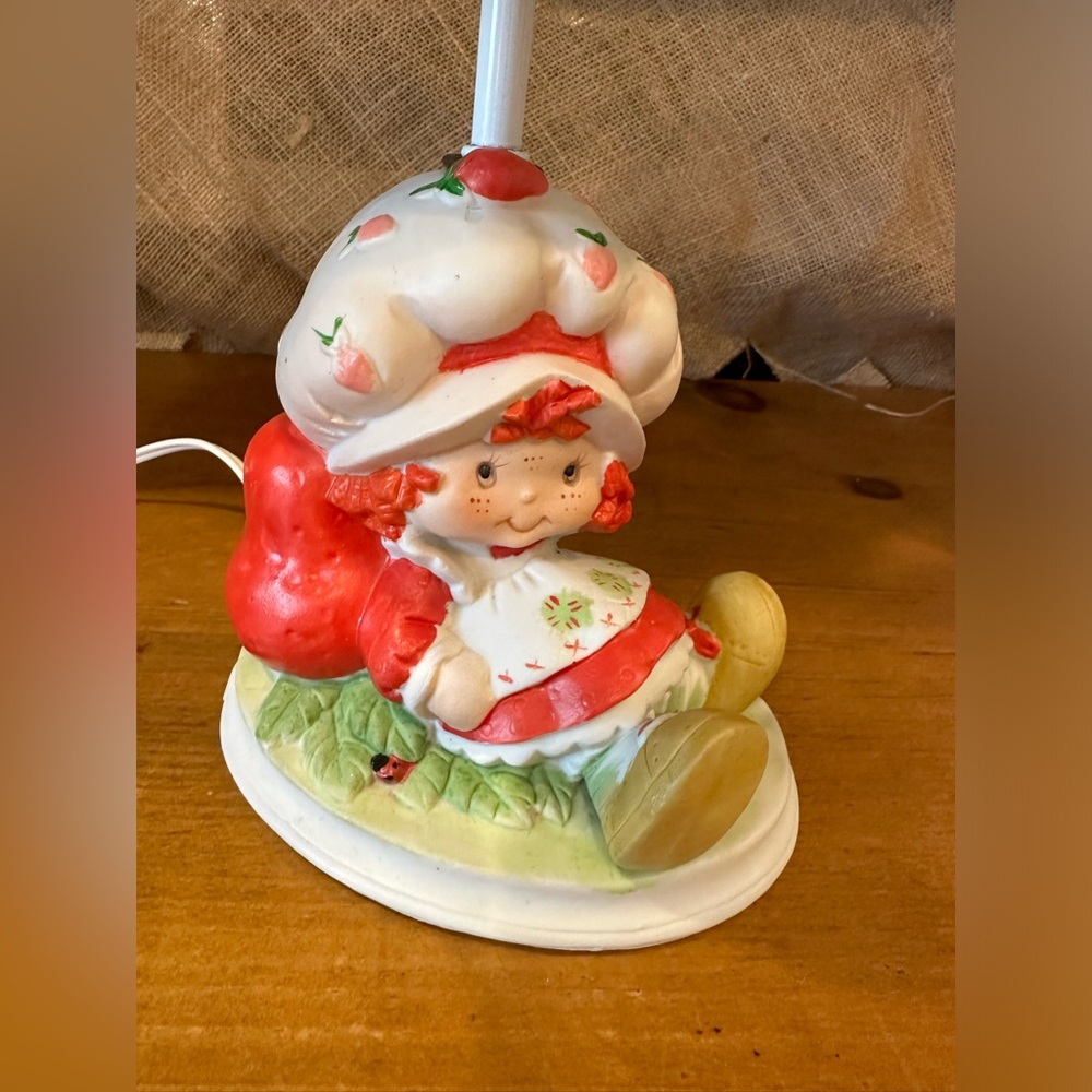 RARE! Vintage 1981 strawberry shortcake lamp!